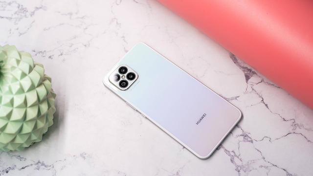 华为突然开卖新机，一切让人没有想到，麒麟芯配鸿蒙OS仅售2099元