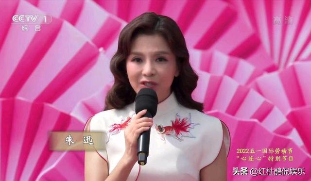 央视五一晚会主持人，康辉任鲁豫朱迅一如既往地稳，龙洋状态退步
