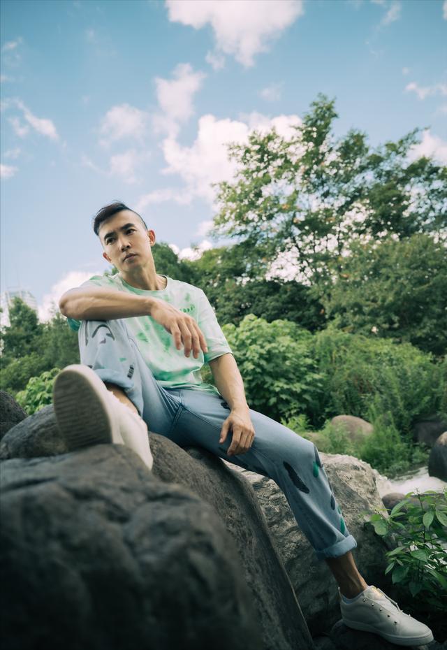 46岁何润东晒妻子出游照，网友直呼肌肉男，这体型不输49岁刘畊宏