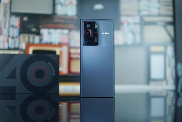 12+256GB，骁龙8+潜望式长焦+双主摄OIS防抖，长续航闪充加持
