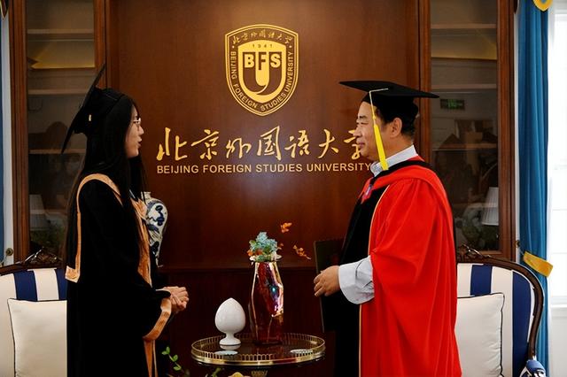  外語系第一屆畢業生100%升學就業。王定華書記熱情告別畢業生！