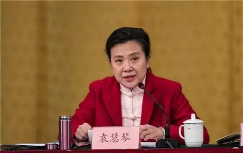 袁慧琴曾经也是在姜亦珊离世不久就传出她请求辞职接受调查,这也是不