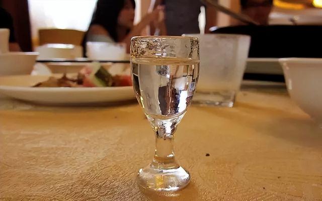 每天坚持喝少量白酒，身体会有什么变化？这4个好处“悄然来临”