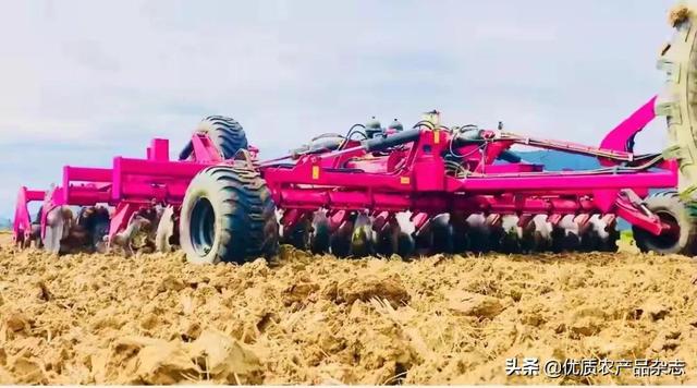 碧桂园又有大动作！自主研发无人拖拉机收获机亮相演示，无人化农场概念落地成真
