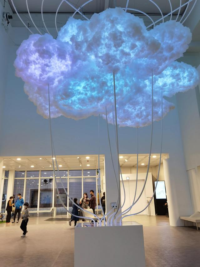 去香港藝術館，居然可以坐在藝術品上看海、看雲、看船？