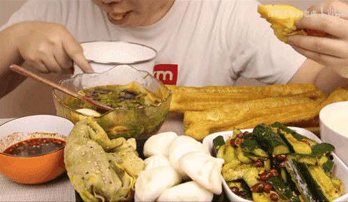 这种无底线奇葩吃播，终于被封杀