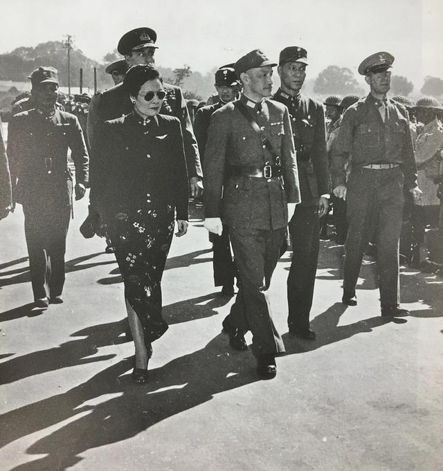空军经费亏空八千万，蒋介石怒令彻查，空军长官小声说还是别查了