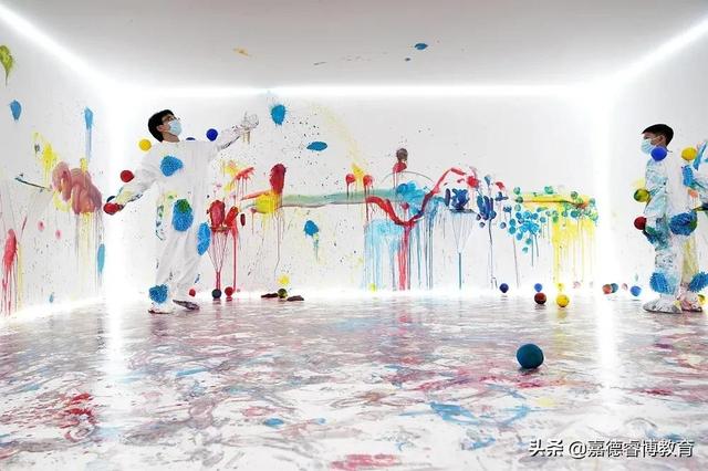 观察上千位小朋友的作品后，他发现，美育能带来堪比迪士尼的快乐