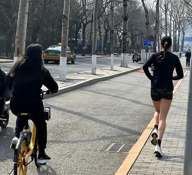 谷爱凌晒长跑成绩，身材发育得太好了，合影王皓妻子马甲线抢眼