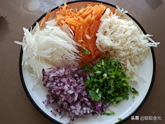 冬天孩子不吃蔬菜，用5种菜做成素丸子，外酥里嫩，越吃越香