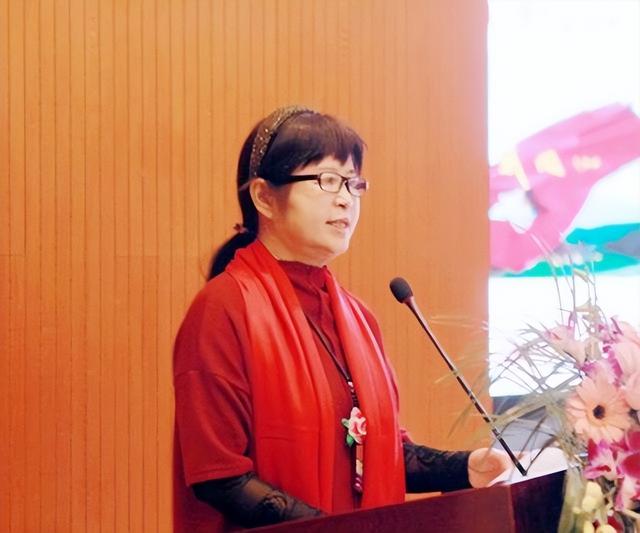 毛家人谁长得最像毛主席？侄女毛小青回复：李讷
