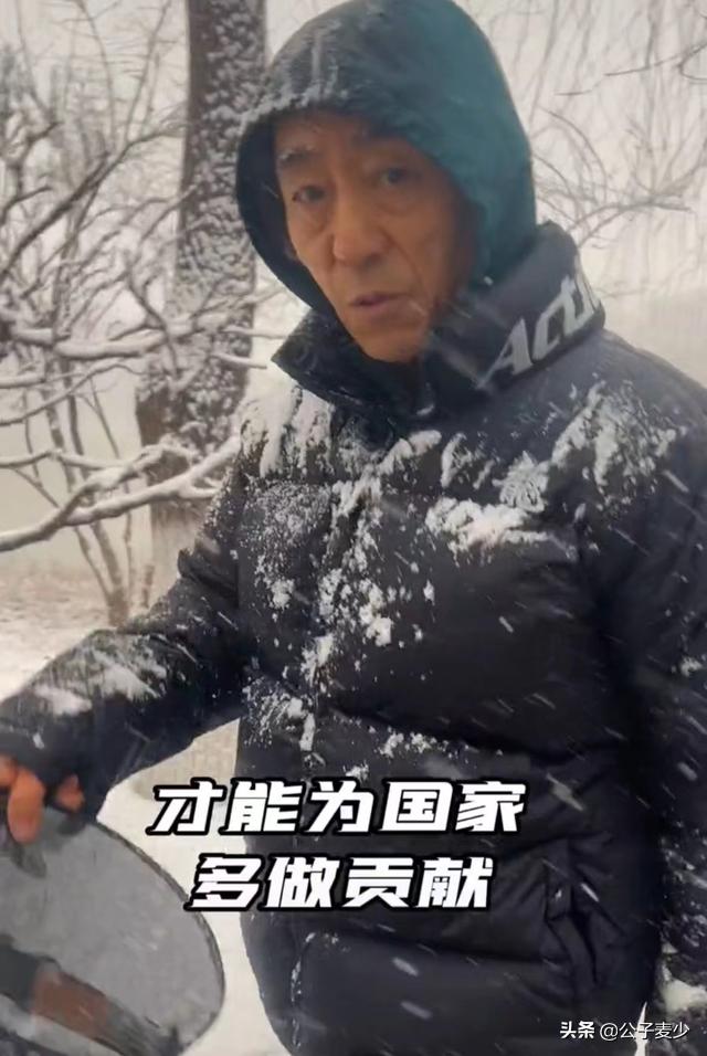 72岁张艺谋身体状况令人担忧！拆盲盒双手颤抖，脸颊消瘦两鬓斑白