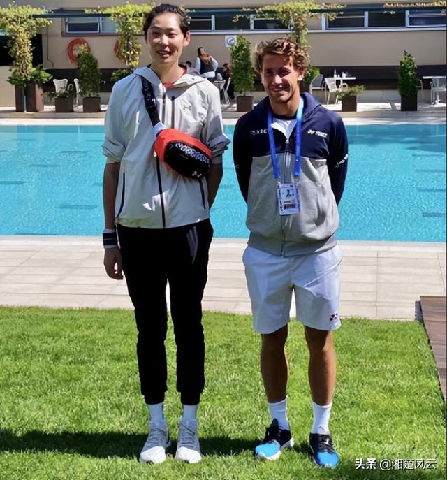 朱婷笑容灿烂，享受到了当球迷的幸福！粉丝：当你的球迷也很幸福