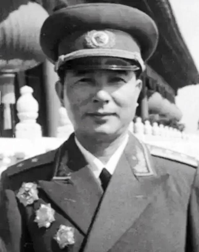 1955年首次授衔，177名中将时任职务简述，附各自戎装照片