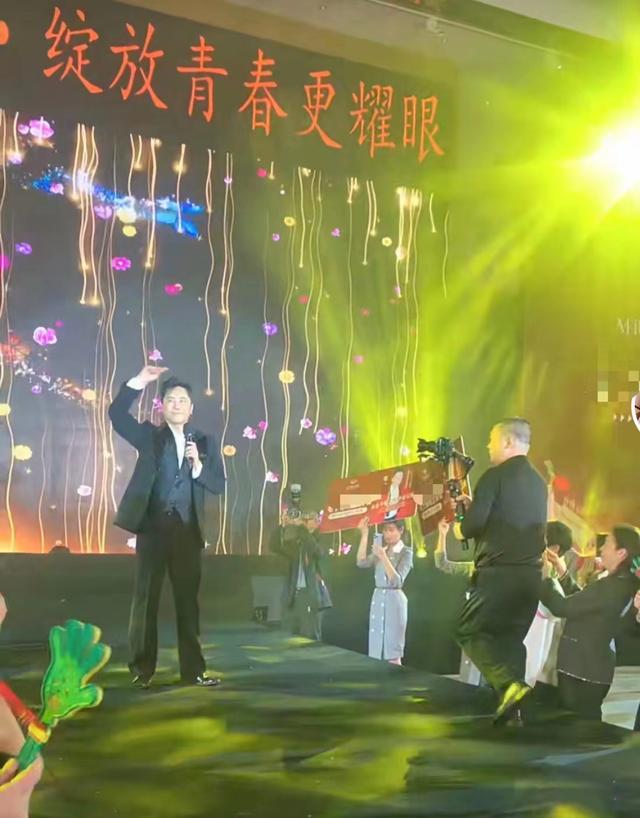 52岁毛宁商演捞金，搂富婆深情对唱，互动卖力被质疑整容