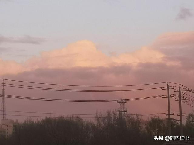 傍晚的天空，今日大不同，西边飘阴云，东边飞彩霞