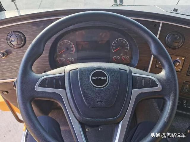 宇通宽体矿用自卸车