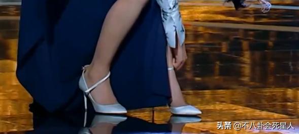 �ĸ�Ů���ǽŴ�һ��(��ֵ���������У�ȴӵ��һ˫�����ţ���10λŮ�ǵĽſ��Ⱥ���)