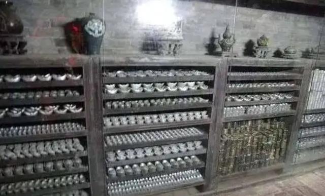 清朝银库看守，靠伤害身体的方式偷银，年入上万两，晚年痛苦而死