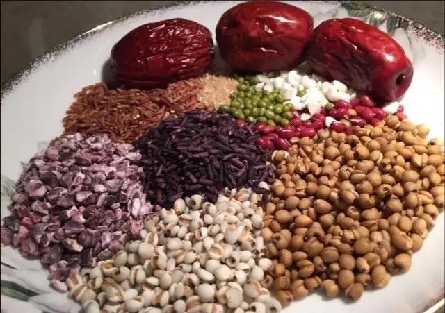 得了痛风，只能吃糠咽菜？让医生告诉你，痛风患者应该怎么吃