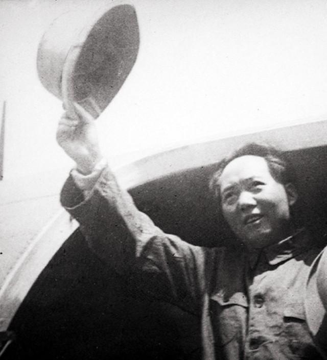 1945年重庆谈判，监视毛主席的宪兵落泪，营长由衷感慨：天下少有