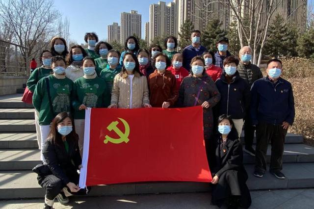 太原市万柏林区：纺织苑东社区举办“巾帼心向党抗疫健步走”活动