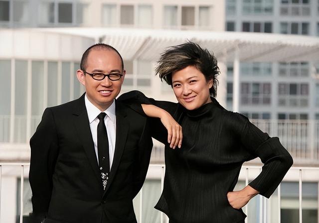 作为地产大佬潘石屹的妻子,张欣算是不输丈夫的女中豪杰.