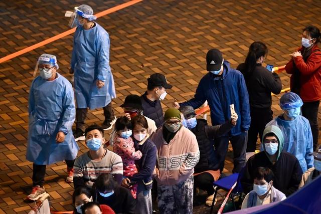 疫情汹汹！为何医管局“黄医护”还要拒绝祖国的支援呢？香港医院外的这一幕让人心酸！风雨无阻，他们来了