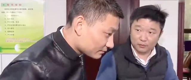湖南一男子狠心抛弃瘫痪的女友，和别人结婚生子，女友：我理解他