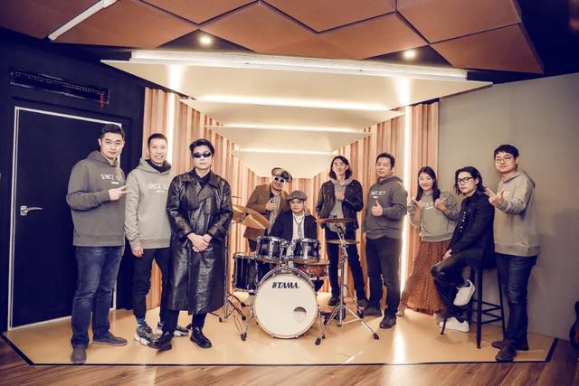 上海最世文化发展有限公司两年前爆红的乐队出新歌了别让康姆士被骂得