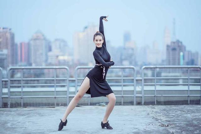 具有热情,奔放,浪漫的风格特点,舞蹈动作豪放粗犷,速度多变,手势和