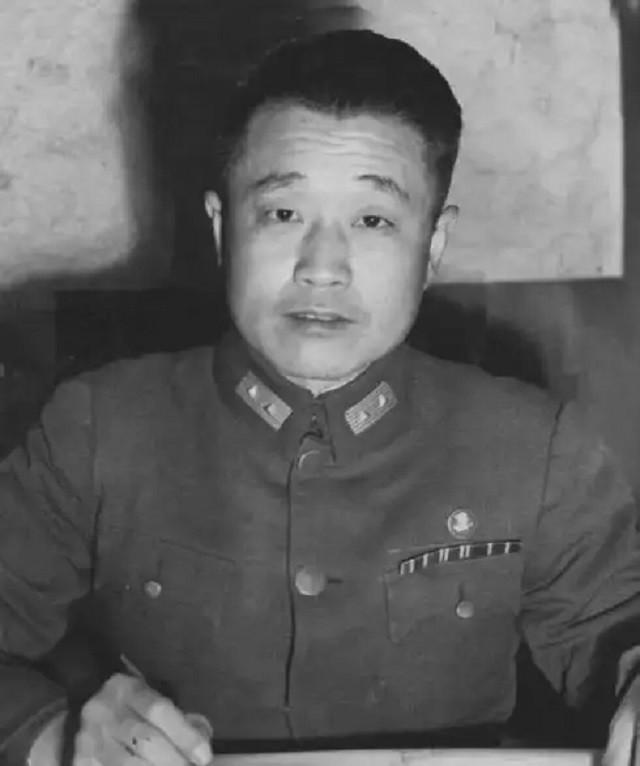 老蒋：你说郭汝瑰是地下党，证据呢？杜聿明：他家沙发有补丁