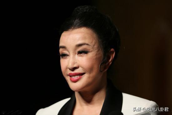 69岁刘晓庆做核酸检测狂卖萌，化浓妆开十级美颜，面容僵硬好吓人