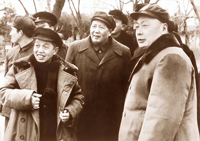 1972年，毛主席穿睡衣参加陈毅追悼会，遗孀眼含泪花：您怎么来了