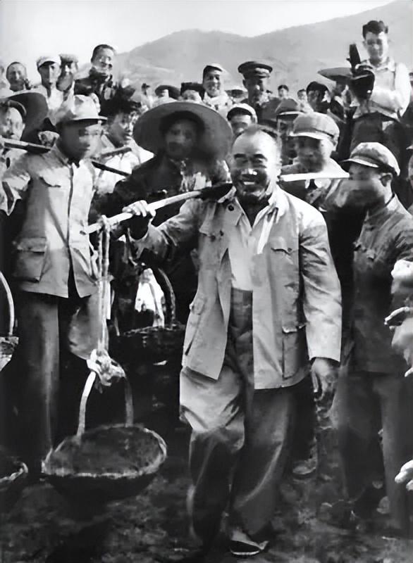 朱德有哪些战功，为何能当总司令和十大元帅之首？毛主席一语道破