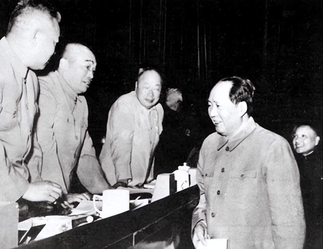 1972年，毛主席穿睡衣参加陈毅追悼会，遗孀眼含泪花：您怎么来了