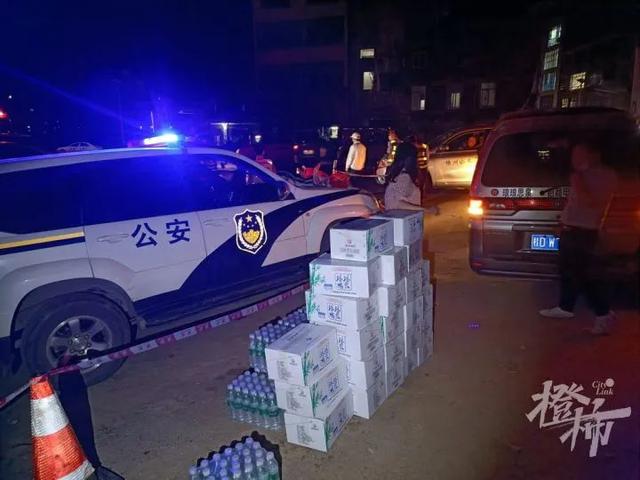 搜救现场最新画面：飞机残骸抛洒面积巨大，竹林被砸得面目全非