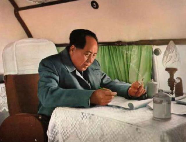 1971年深夜，毛主席做出一划时代的重大决定后，催促道：快打电话