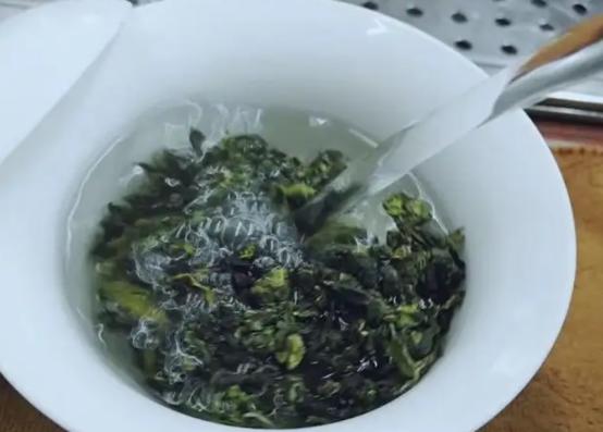 泡茶时，你还在直接倒入沸水冲泡吗？谨记2个泡茶法则，茶更好喝