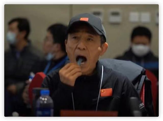 71岁张艺谋身体状况引担忧，拆盲盒包装双手颤抖，两鬓斑白脸消瘦