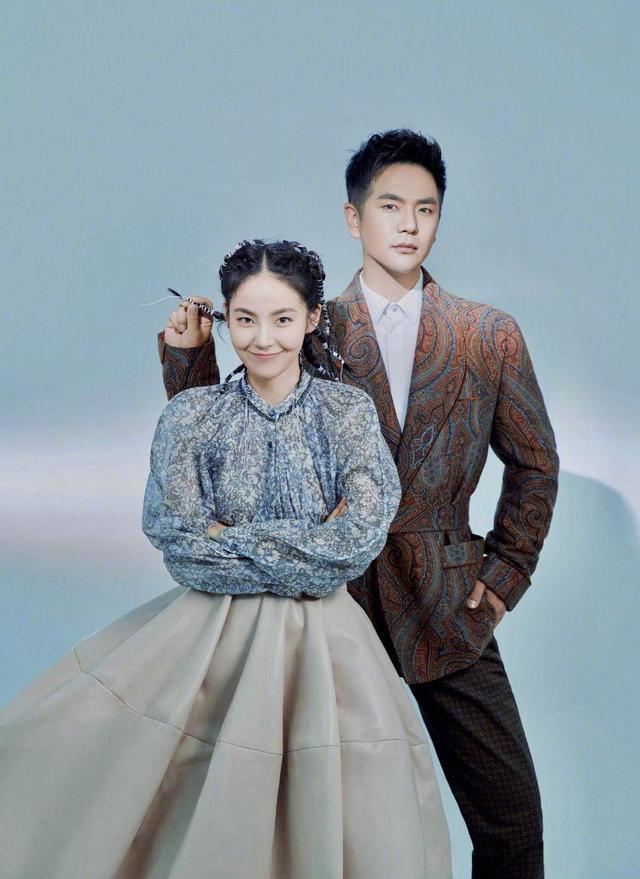 张晓龙再现惊鸿舞,路边随拿纸巾做道具,还是当年的"温太医"