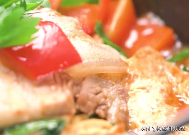 五花肉这样吃太美味，搭配芹菜和豆腐，营养又解馋，孩子特爱吃