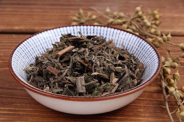 白发最好用的方子，两味中药代茶饮，一个特效穴，补虚又乌发