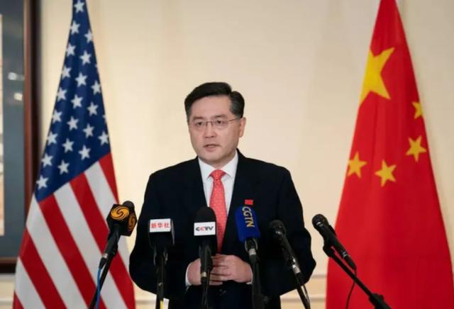 美国主持人提问，若俄在中国边境陈兵15万咋办？秦刚回应尽显智慧