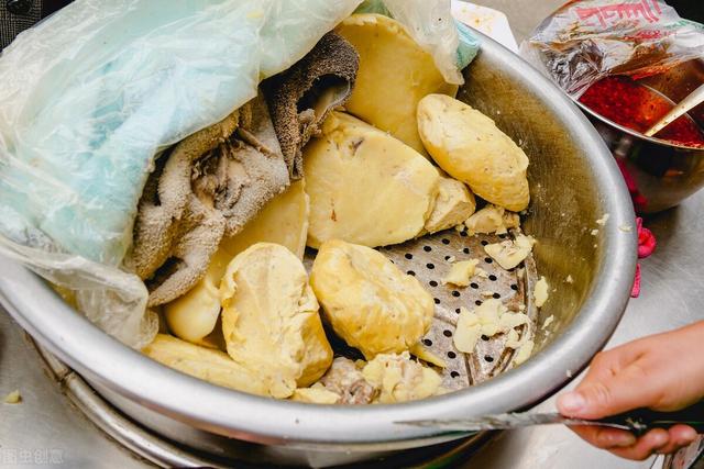 新疆美食太怪了！面肺子、米腸子、烤包子、油塔子、拉條子......