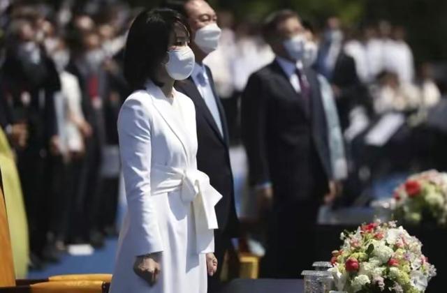 韩国第一夫人火了！颜值气质都好惊艳，穿衣搭配值得妈妈辈借鉴
