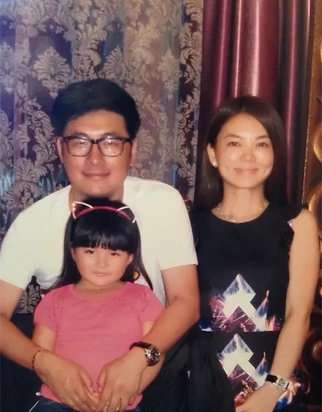 离婚9个月，李湘和王岳伦放飞自我，12岁的王诗龄却打出一副王炸