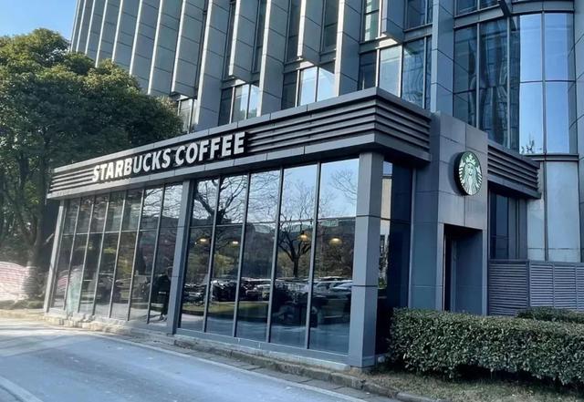 血亏45亿，集体关店！比星巴克更惨的餐饮巨头，输急了眼