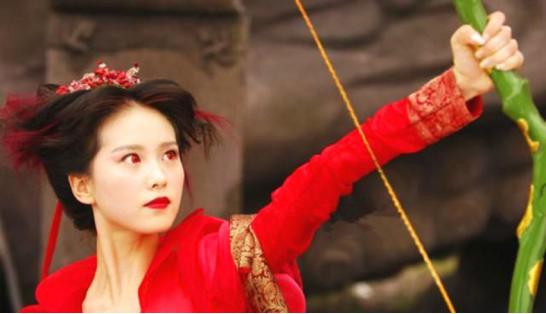 电视剧《仙剑奇侠传三》中,红衣龙葵弯弓射箭的造型实在是经典.