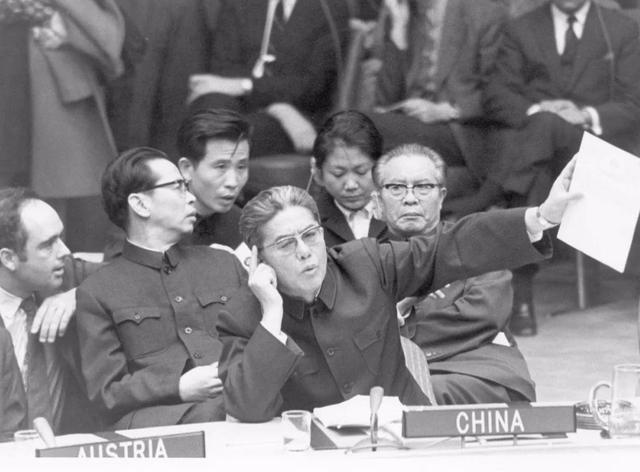 1983年乔冠华去世，临终前希望与妻子死后合葬，章含之为何拒绝？